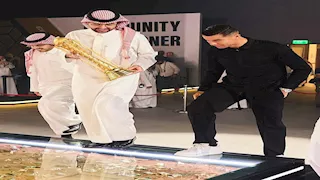 ساعة نادرة ومرصعة بالألماس.. رونالدو يخطف الأنظار في نهائي كأس العالم للرياضات الإلكترونية