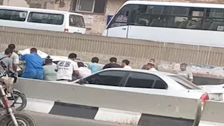 إصابة سائق في انقلاب سيارة بعد اصطدامها بأتوبيس أعلى الدائري (تفاصيل)