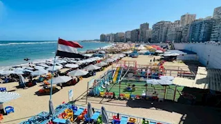 بعد يومين من الإغلاق.. 14 صورة ترصد عودة الحياة لشواطئ الإسكندرية
