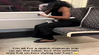 صدمة في مترو.. سيدة تصبغ شعرها في إحدى العربات 