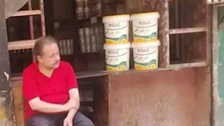 صاحب محل بويات يثير الجدل على السوشيال ميديا رغم غياب الزبائن