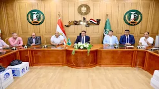 بالصور- محافظ المنوفية يلتقي 50 حالة إنسانية ويصرف مساعدات مالية وعينية 