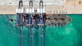 كامل الوزير يشهد احتفالية وصول أوناش عملاقة لمحطة هاتشيسون بميناء السخنة 