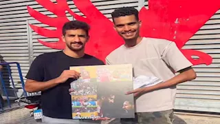 7 صور لمشجع أهلاوي يمنح محمد علي بن رمضان هدية تذكارية