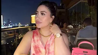 بوسي تخطف الأنظار بفستان جينز قصير.. ما السر وراء اختيار اللوك؟