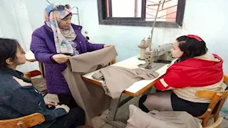 طلاب اقتصاد منزلي حلوان يصنعون زيا للعمال.. صور 