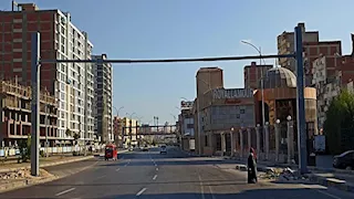 للحد من الحوادث.. إنشاء إشارة مرور ثالثة بمحور المحمودية بالإسكندرية (صور)