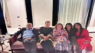 إلهام شاهين وهالة صدقي تقابلان الدكتور مجدي يعقوب في الساحل الشمالي (صور)