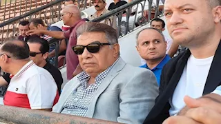 بالصور.. محافظ الدقهلية يشهد مباراة فريق المنصورة والإنتاج الحربي من داخل الملعب