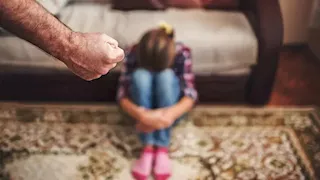 "تعذيب وتجويع وتسول".. قصة أب يحوّل حياة طفليه التوأم إلى جحيم في الشرقية