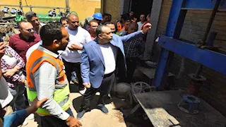 محافظ أسيوط يتفقد ورشة محابس المياه ويشيد بجهود إعادة التدوير (صور)