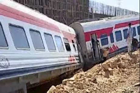 صور جديدة من حادث انقلاب قطار مطروح.. واستمرار عمليات الإنقاذ