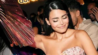 ملكة الأناقة".. أسماء جلال تخطف الأنظار بـ 5 إطلالات صيفية جريئة