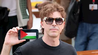 بالصور- النجم العالمي ميشيل ريوندينو يرفع علم فلسطين في مهرجان فينيسيا السينمائي