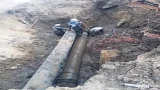 بالصور.. إصلاح خط المياه الرئيسي في إدفو وعودة الضخ تدريجيًا