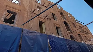 بالصور- إصابة عاملين وفقدان آخر تحت أنقاض عقار أثناء تنفيذ قرار إزالة بالمنصورة