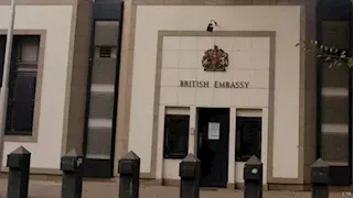 "ابعتوا أنس يحميها".. كيف تفاعل مصريون مع إعلان السفارة البريطانية إغلاق أبوابها؟