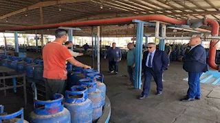محافظ الدقهلية يفاجئ محطة تعبئة الغاز بقلابشو للتأكد من الالتزام بأوزان الأسطوانات 