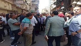 محافظ الدقهلية ومدير الأمن يتابعان أعمال انتشال عامل من أسفل عقار المنصورة