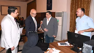 رئيس جامعة عين شمس يتفقد مقر دعم الطلاب للتقديم الإلكتروني بالجامعة الأهلية