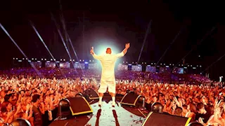 عمرو دياب يشارك جمهوره صورًا من حفله الأخير في بيروت