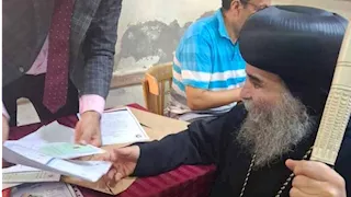 أسقف أسيوط يدلي بصوته فى انتخابات الشيوخ: واجب وطني