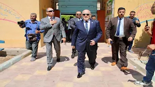 صور | رئيس هيئة النيابة الإدارية يدلي بصوته في انتخابات مجلس الشيوخ 2025