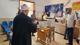 بالصور- مفتي الجمهورية السابق يدلي بصوته في انتخابات الشيوخ بالبحيرة 