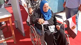 على كراسي متحركة.. كبار السن يتحدون الصعاب للإدلاء بأصواتهم في الإسكندرية- صور