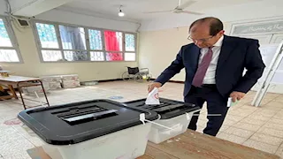 يوسف عامر يدلي بصوته في انتخابات الشيوخ 2025.. ويؤكد: المشاركة واجب وطني