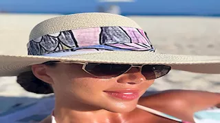 بإطلالة جريئة.. يارا السكري تستمتع بإجازة الصيف أمام البحر والجمهور يعلق (صور)