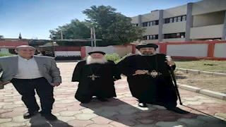 بالصور- راعي إيبارشية الوادي الجديد والواحات يدلي بصوته في انتخابات الشيوخ