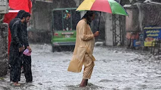 أمطار غزيرة تضرب جنوب اليابان وتسبب فيضانات وانهيارات أرضية