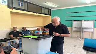 بالصور.. أشرف زكي يدلي بصوته في انتخابات مجلس الشيوخ