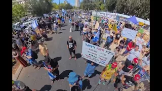 فيديو| مظاهرة أمام مكتب نتنياهو لوقف الحرب في غزة 