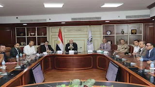 محافظ بني سويف يتابع غلق اللجان الانتخابية من غرفة العمليات (صور)