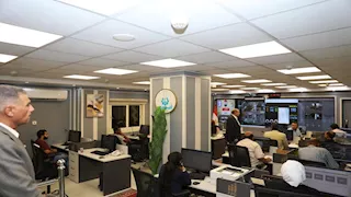 محافظ أسوان يتابع إغلاق لجان انتخابات الشيوخ (صور)