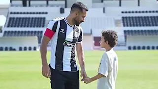 "الروح تروح والغرام مايروح".. علي معلول يتذكر رحلته مع الصفاقسي رفقة ابنه (صور)