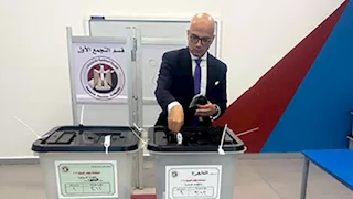 رئيس جامعة عين شمس يُدلي بصوته في انتخابات الشيوخ: المشاركة واجب وطني