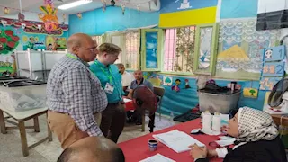 بالصور- وفد أجنبي يزور لجان انتخابات مجلس الشيوخ بالإسكندرية