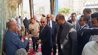 ناخبات يستقبلن محافظ كفر الشيخ بالزغاريد أمام إحدى لجان الشيوخ- صور 