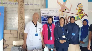 بالصور- أطقم الرعاية الصحية تواصل خدماتها الطبية للناخبين في السويس 