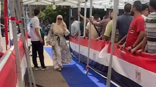 بالصور.. سما المصري تظهر بالحجاب أثناء الإدلاء بصوتها في انتخابات الشيوخ