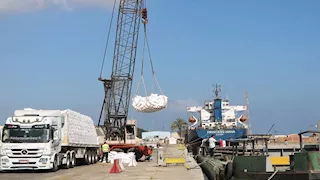 لأول مرة بميناء دمياط.. نقل شحنة من سماد اليوريا عبر نهر النيل لدعم مشروعات توشكى