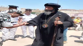 أسقف برج العرب والعامرية يدلي بصوته في انتخابات الشيوخ بالإسكندرية (صور)