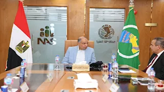 من غرفة العمليات.. محافظ المنيا يتابع فرز أصوات انتخابات الشيوخ (صور)