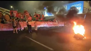 إسرائيل تشتعل.. متظاهرون يغلقون الشوارع ويضرمون النيران لإنهاء حرب غزة |فيديو