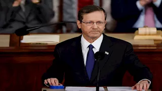   الرئيس الإسرائيلي يٌواجه مظاهرة مطالبة بوقف الحرب على غزة وإنهاء التجويع