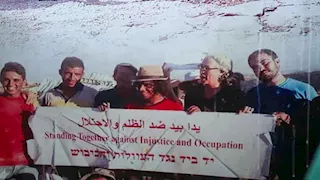 ستون سيدة فلسطينية يضربن عن الطعام للمطالبة بدفن جثمان شهيد