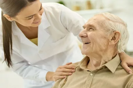 صرف حفاضات كبار السن بشرط العرض على استشاري.. ما هي ضوابط التأمين الصحي الجديدة؟ 